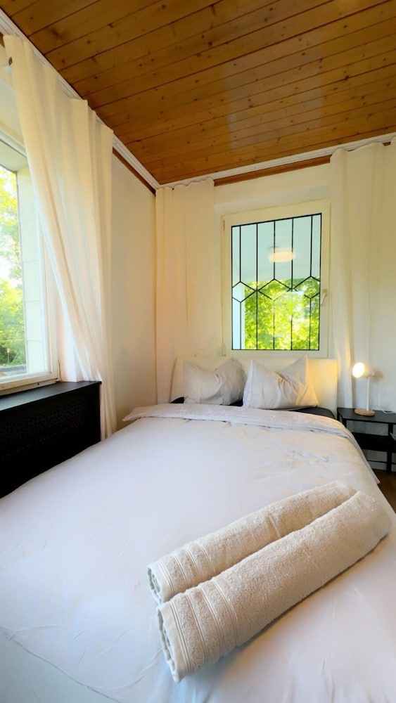 Cozy Garden Villa near Danube For 16P