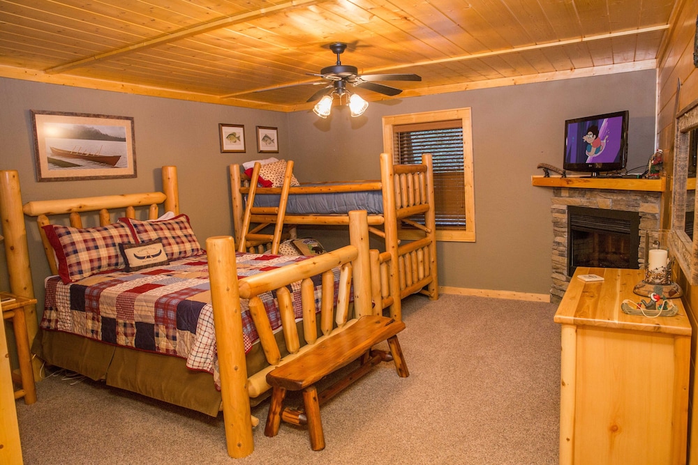 Cub Creek Lodge - Three Bedroom Cabin view 4