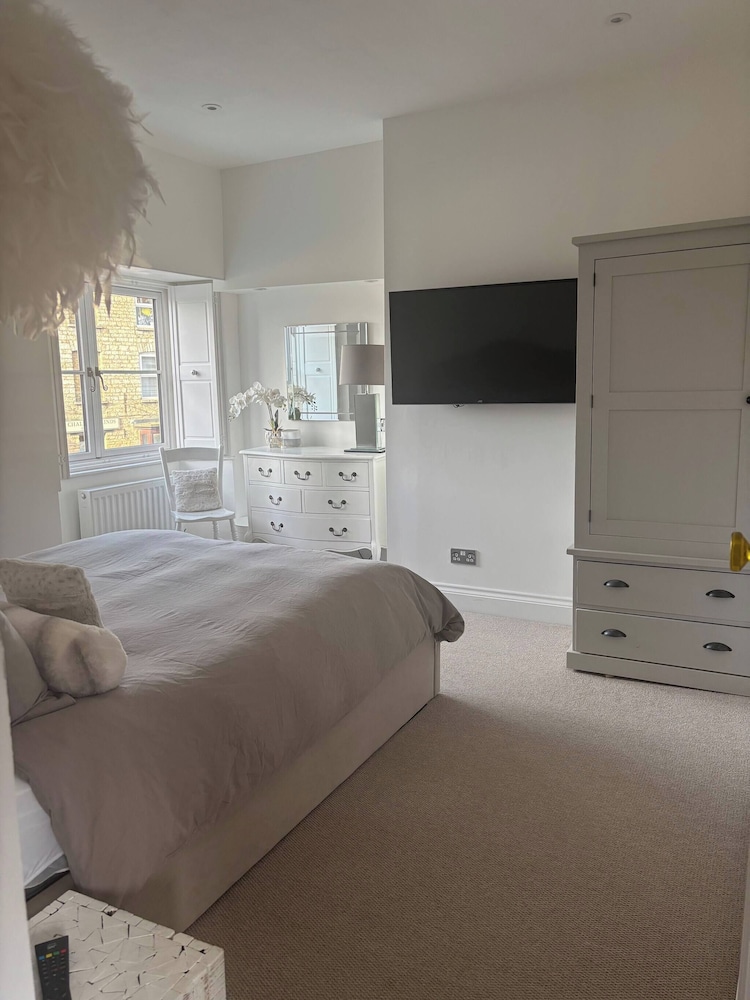 Cottage on High Street, own Parking and EV Charger