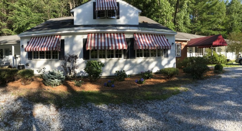 Hotel 1896 House Country Inn & Motels