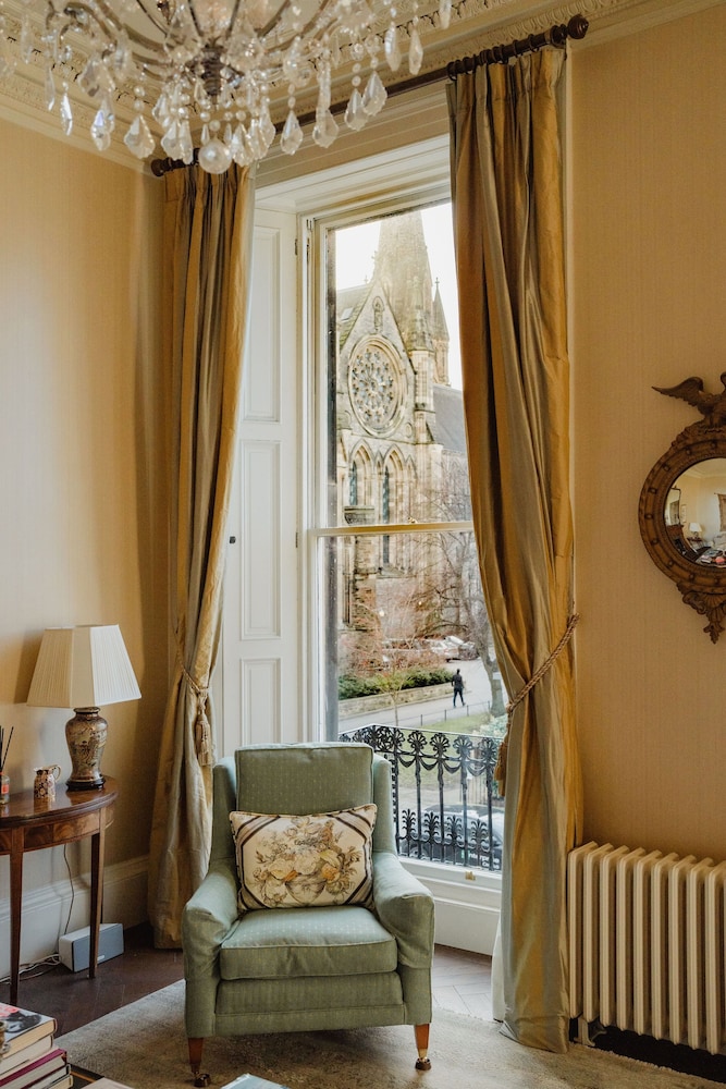 Prestigious Townhouse close to Princes Street