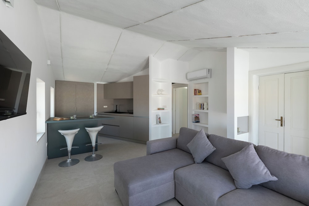 Romantic Apartment with Terrace by Wonderful Italy