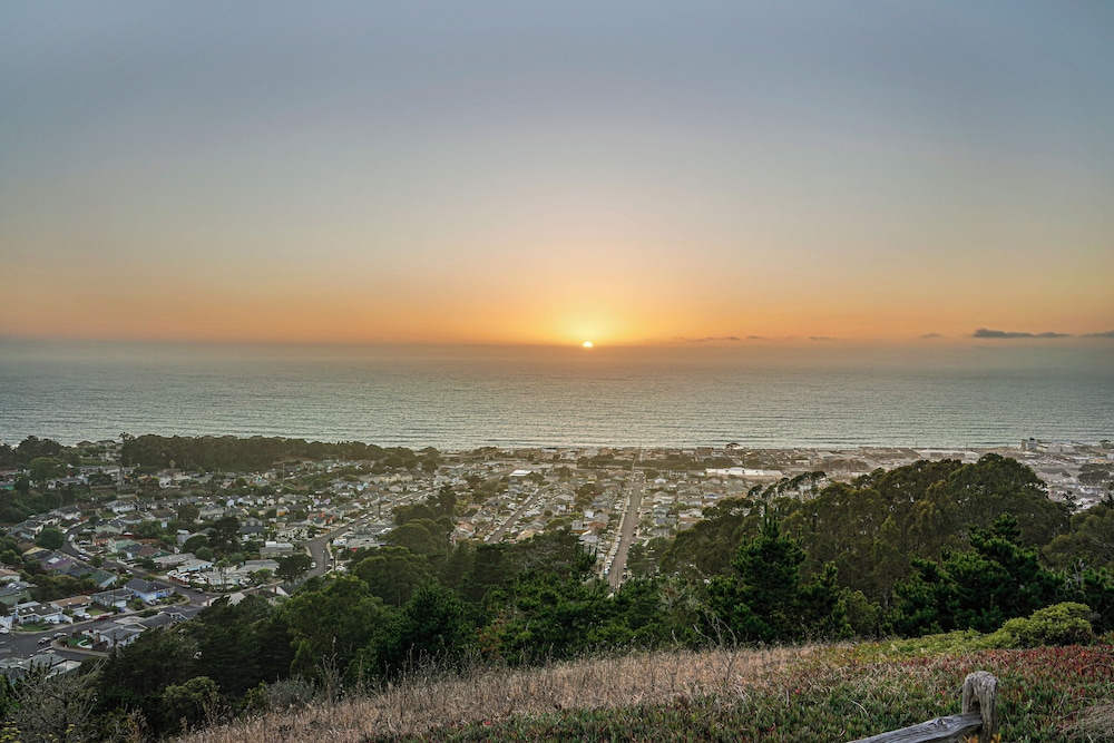 Delightful 2BR Mountain OceanSunset View