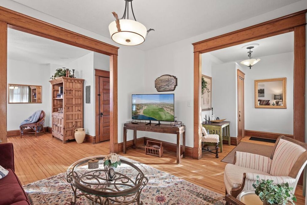Charming Parisian Retreat in St Paul 2 BR 1 Bath view 5