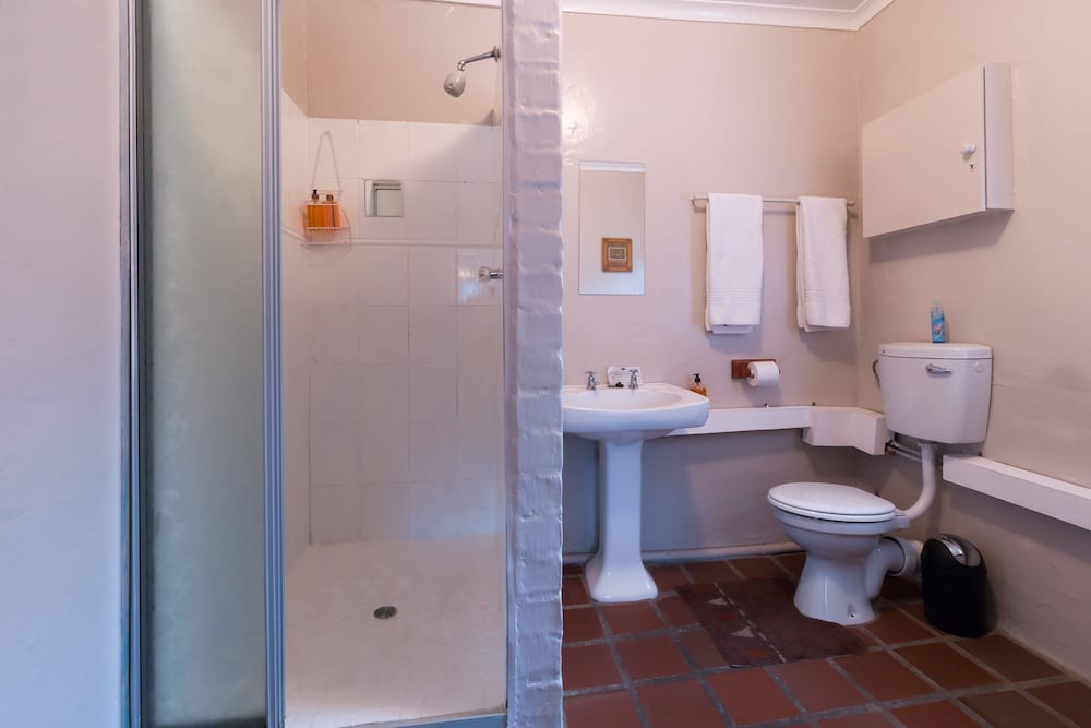 Inyathi Guest Lodge & Self Catering Chalets