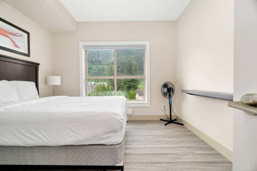 Scenic 3BR Penthouse Suite - Image 3