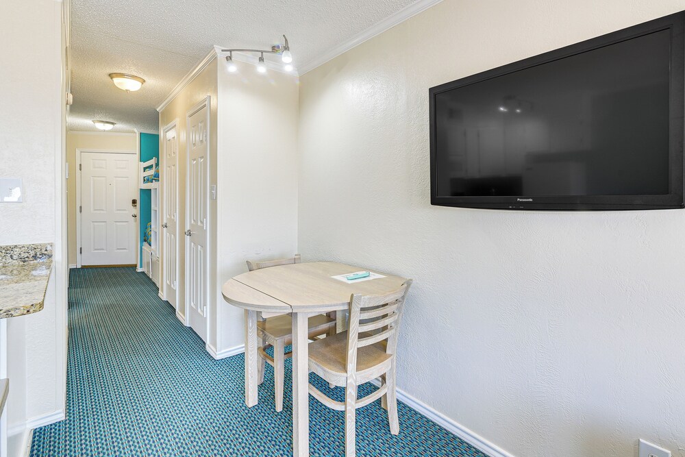 Steps to Babes Beach: Condo w/ Pool in Galveston