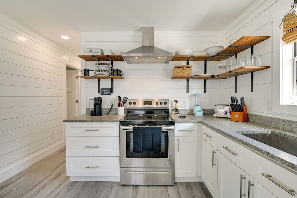 1 Block to Beach: Home w/ Patio in Murrells Inlet!