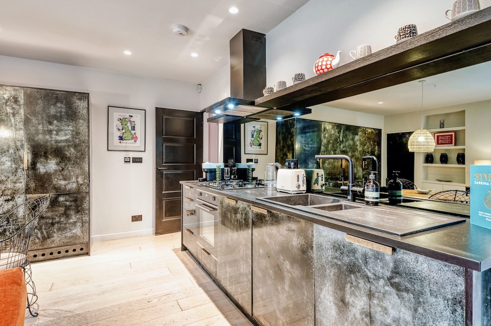 Notting Hill 2 Bed With Sauna - by Out of Office Lifestyle