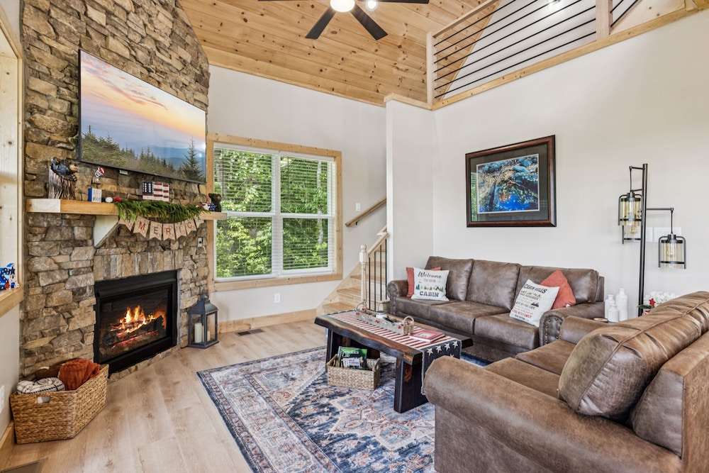 Bear Cheeks 4 Bedroom Cabin
