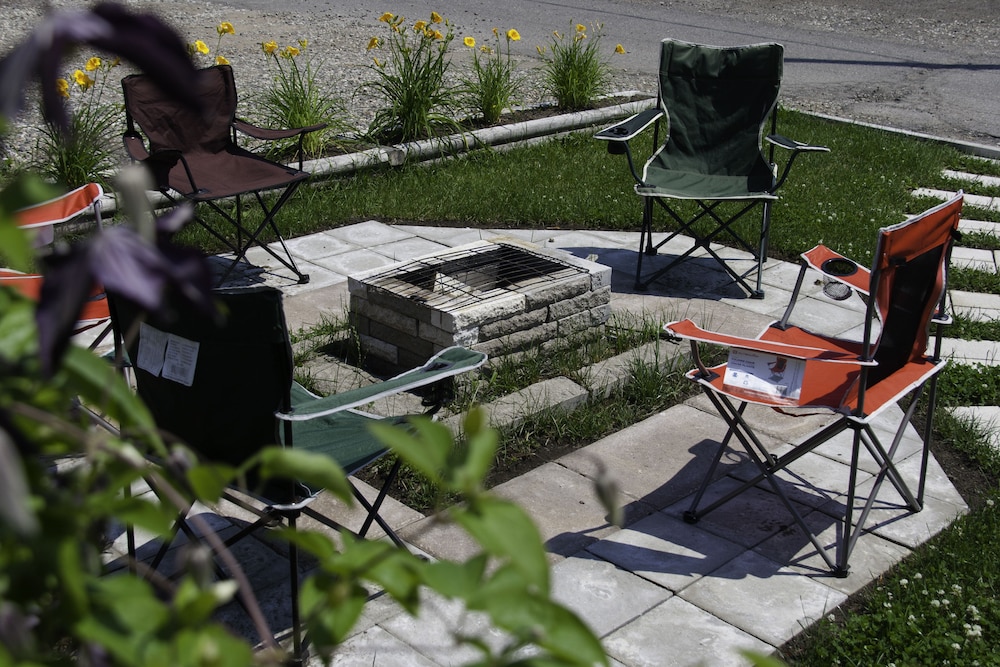 Levis Vacations - Auberge Jeunesse LouLou's Backpacker Hostel - Property Image 32