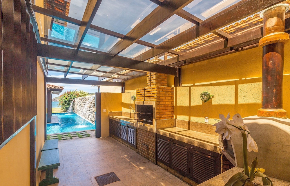 Casa com Cinco Quartos Pé na Areia