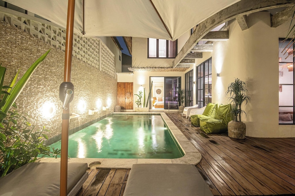 Elegant 4BR Seminyak Villa 10min From the Shore