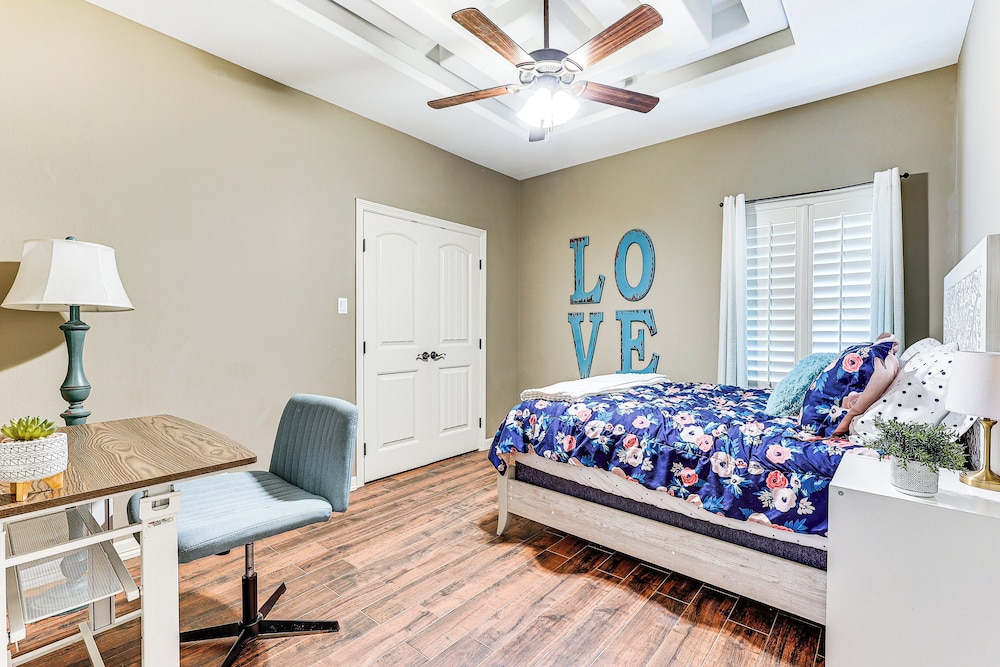 1 Mi to Utrgv Stadium: Roomy Retreat w/ Pool, Yard