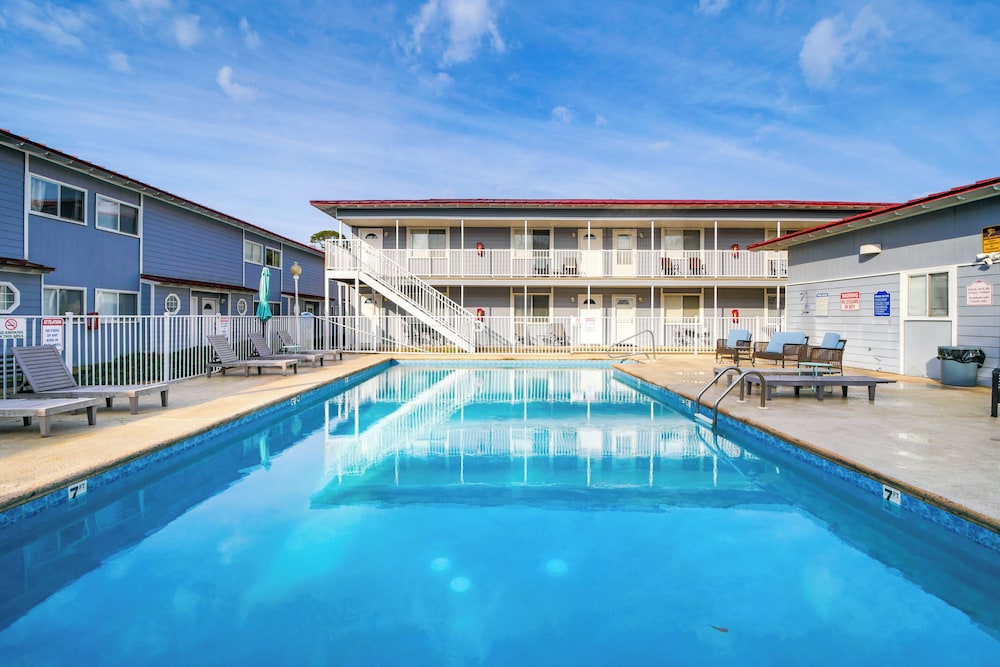 Walk to Ocean & Restaurants: Biloxi Getaway!