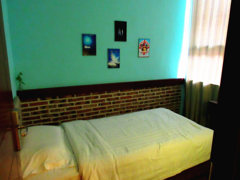25 Four Seasons Youth Hostel