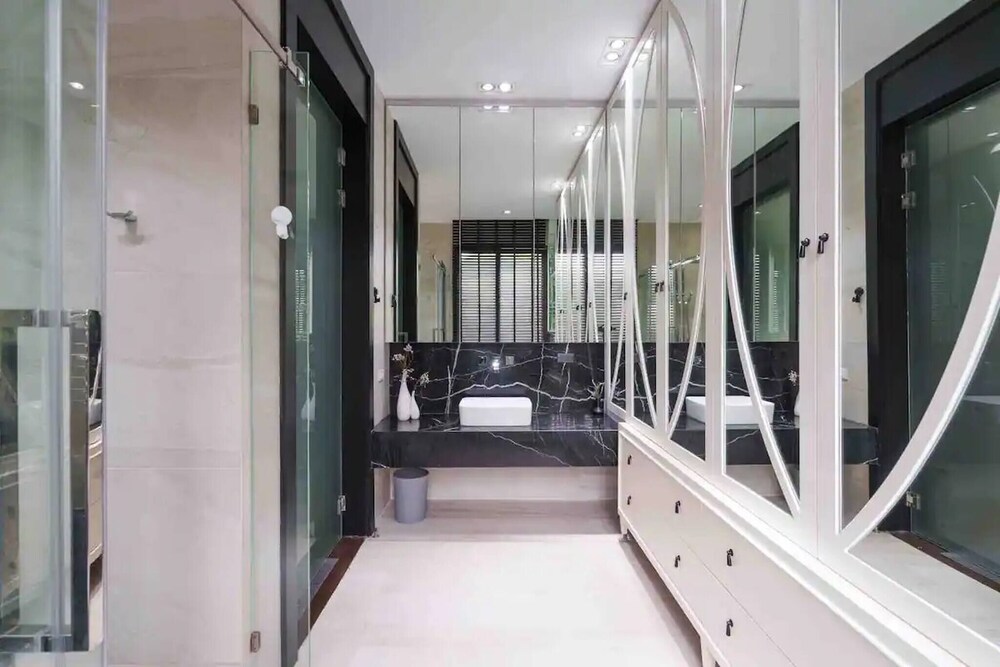 Luxury Modern Pool Jacuzzi Villa 5BR Thonglor