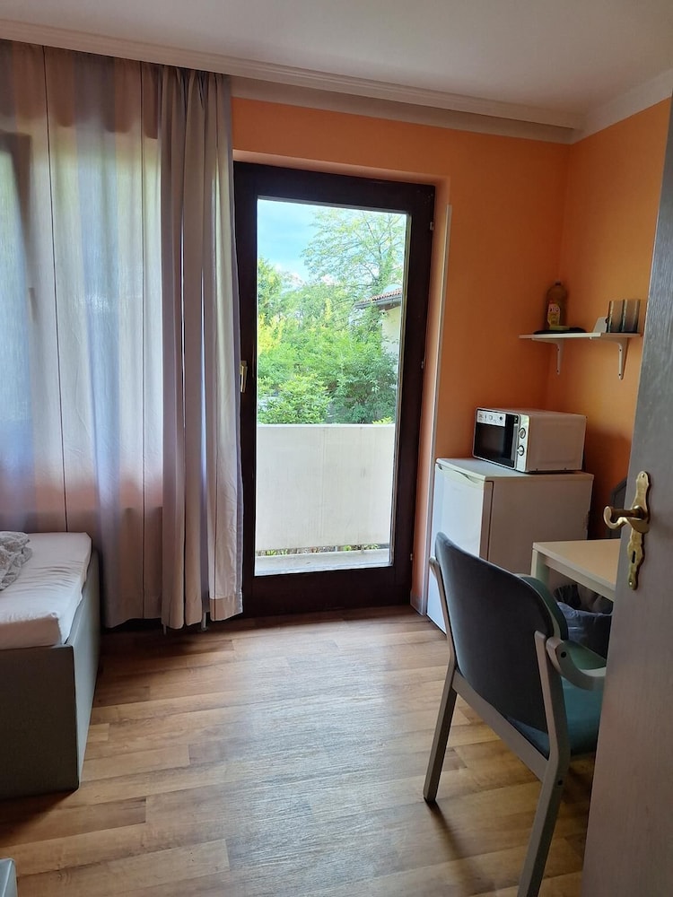 2-Rent Group Hostel Rooms AUB162