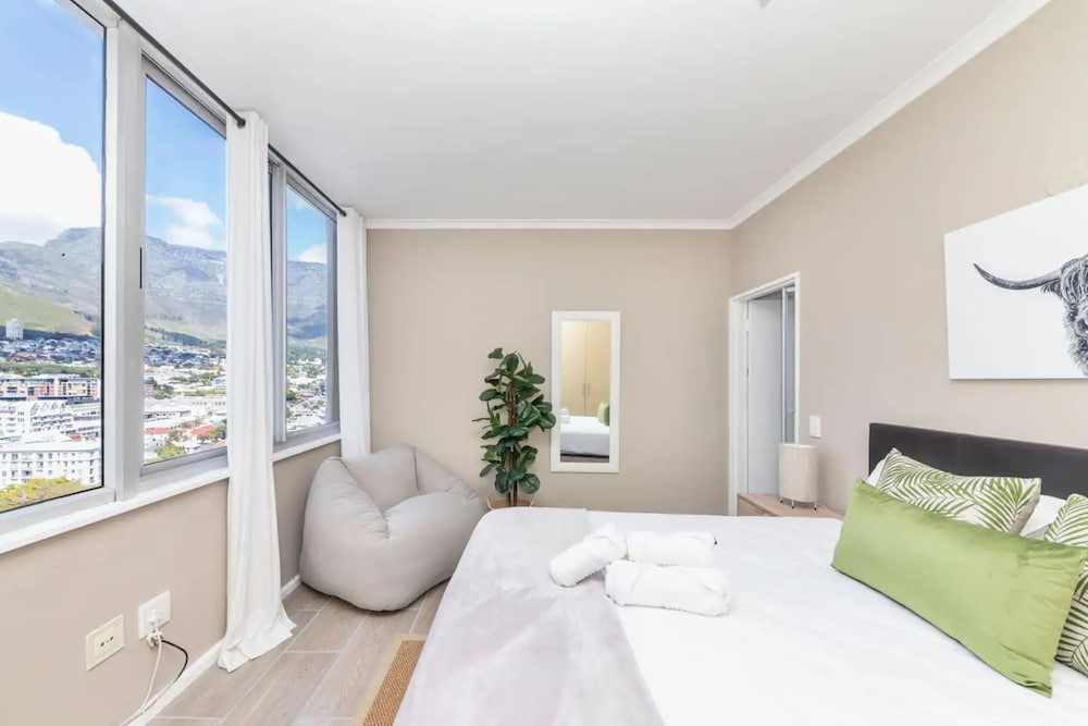 Picturesque 2BD Apartment With Table Mountain View view 5