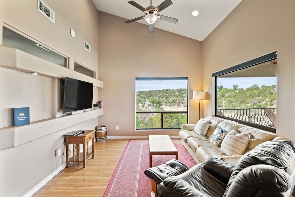 Chardonnay Haus - Unit C