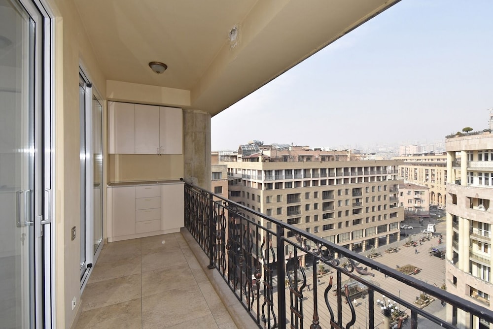 North Ave. Apartments by Luxe Group HH55