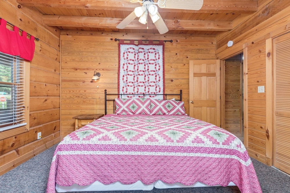 Er81 - Family Making Memories 3 Bedroom Cabin by RedAwning view 4