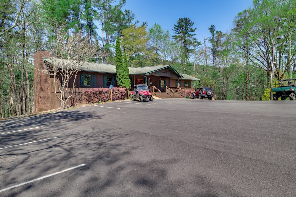 Ellijay Cabin 7 Mi to Dtwn: Hot Tub & Mtn Views
