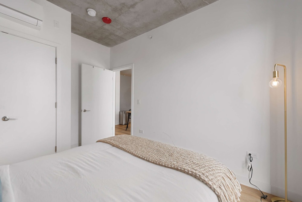 4BR Group Retreat Near Lincoln Park