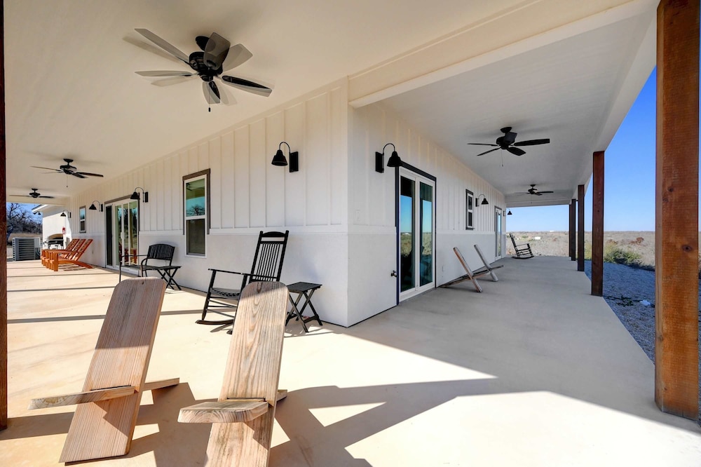 Secluded Hill Country Getaway Stunning Views Fire Pit 15 Min to Main Street 12 Guests