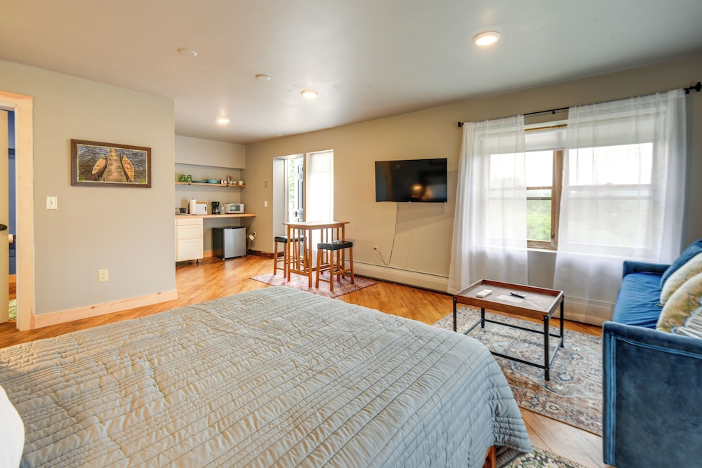 Meredith Studio Near Downtown: Hike, Swim, Ski!