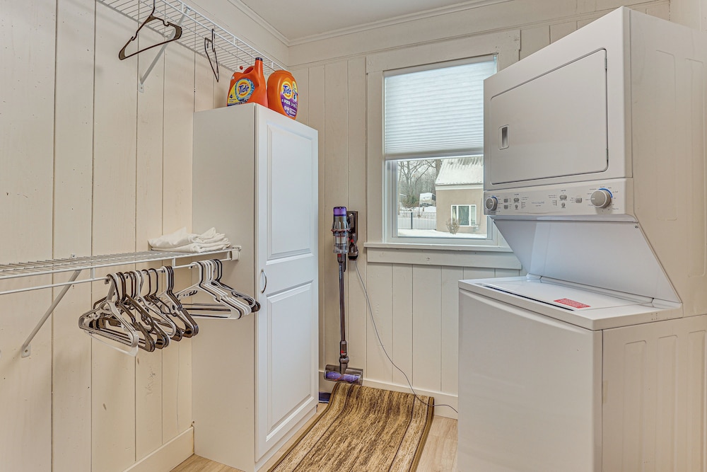 3 Mi to Downtown Youngstown: Updated Apartment