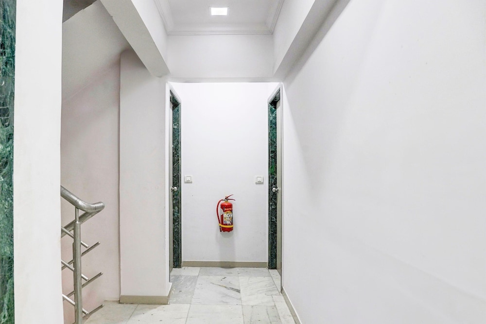 Cozy Deluxe Room Near Juhu Beach Mumbai