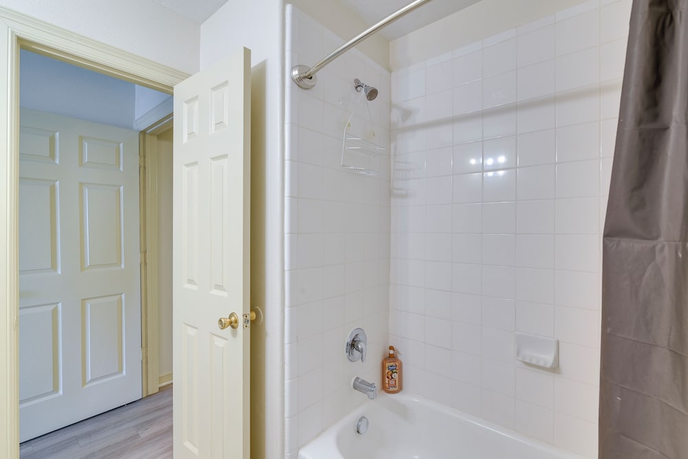4 Mi to NRG Stadium: Spacious Houston Townhome!