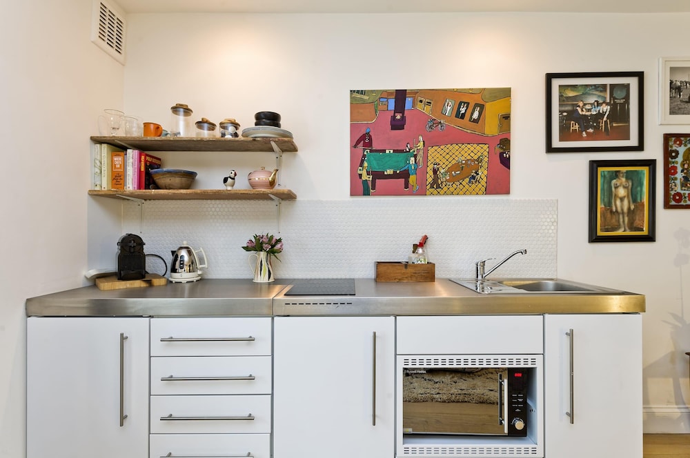 Gorgeous Stylish Interior Designed 5 Bed Home in Holland Park - Superb Location