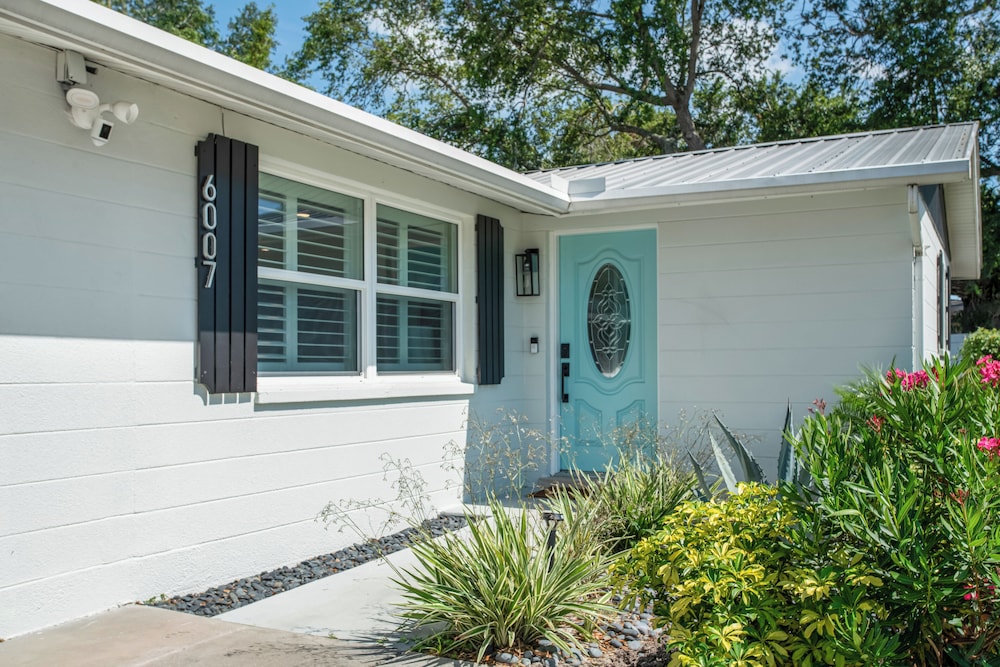 Luxury Pool Retreat near Siesta Key