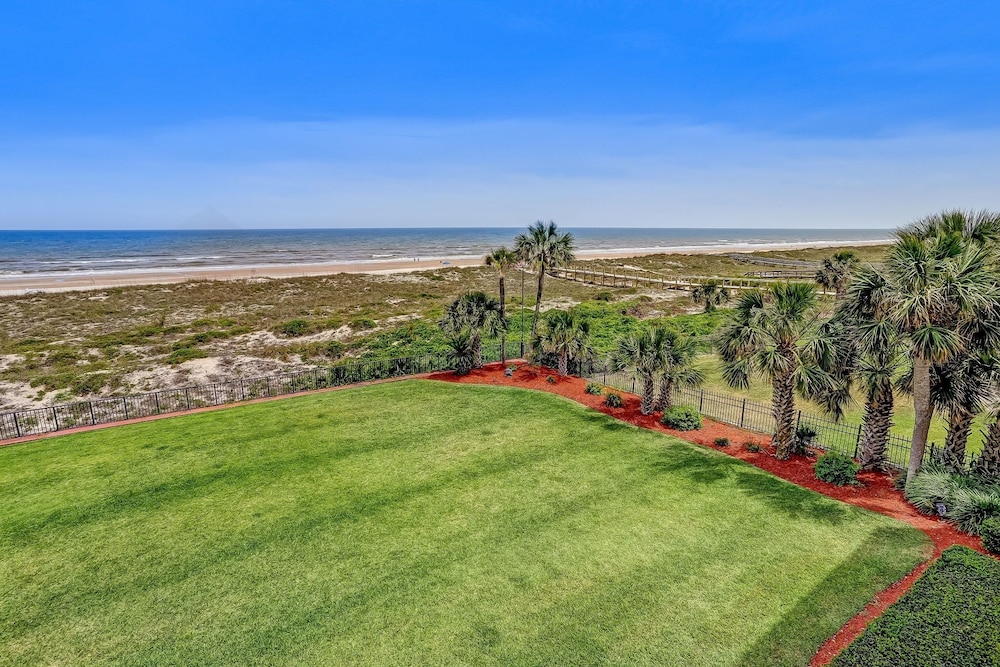 Ocean View Condo, Easy Acces to the Pool and Private Walkway to the Beach by RedAwning