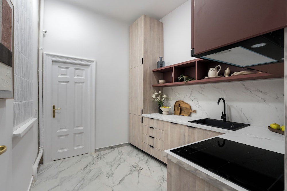 Refined & Spacious 3-Bedroom Flat Near Cismigiu, Balcony with Boulevard Views