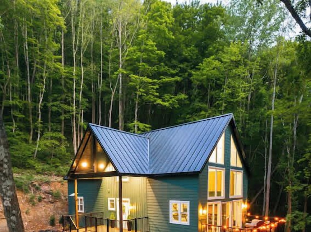The Greenhouse With Indoor Slide Close to Hocking Hills
