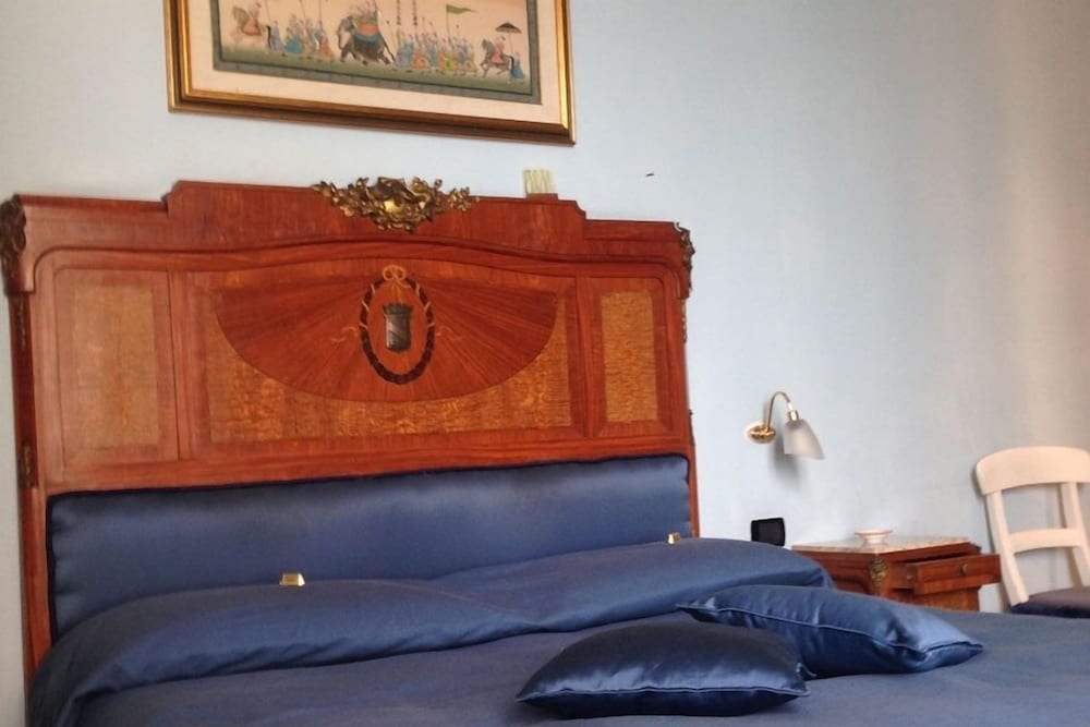 La Dimora dei Baroni en Naples — hotel room