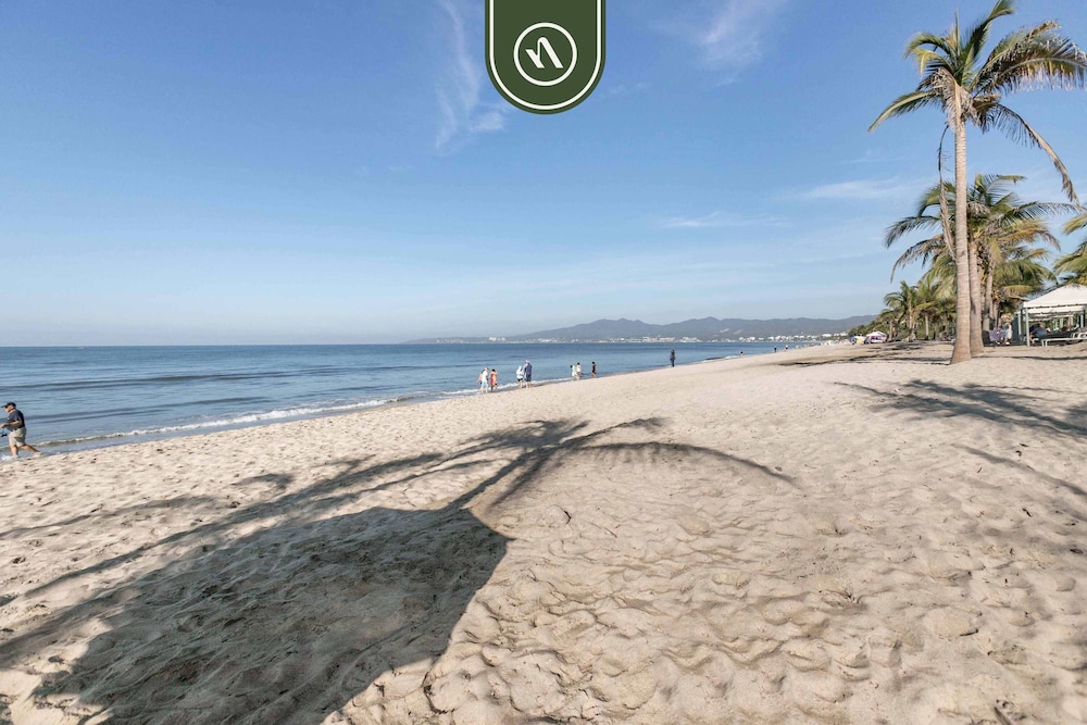 Luxury 3 BR Condo - Beach Access 1 Block Away