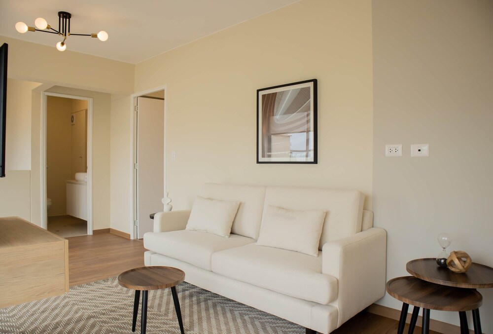 w Modern 3BR w Balcony Near Kennedy Park