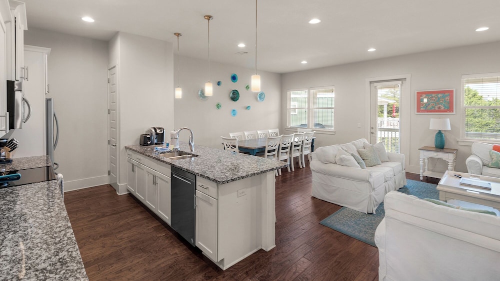 Stunning 4 Bd/4.5 BA - Free Wifi - Easy Walk to Beach