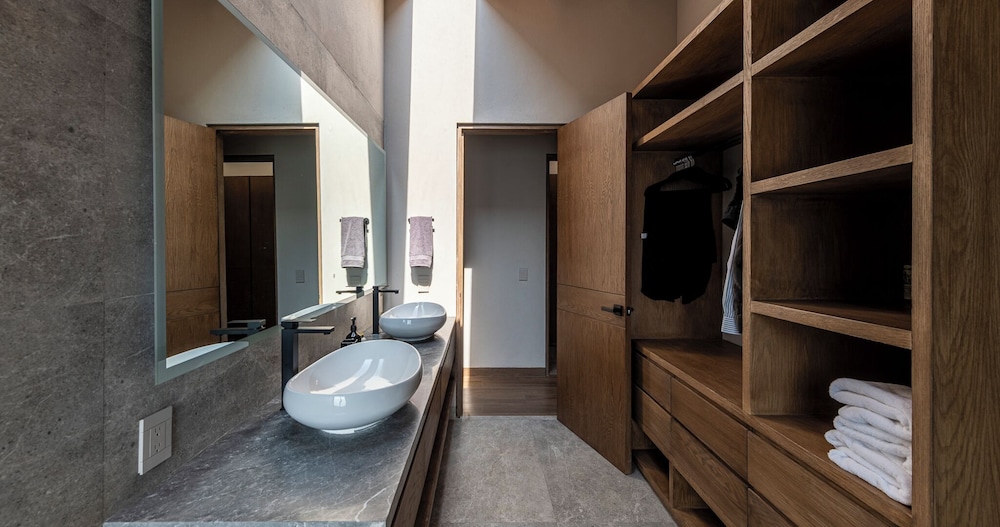 Casa Cundi-Contemporary Living in Nature