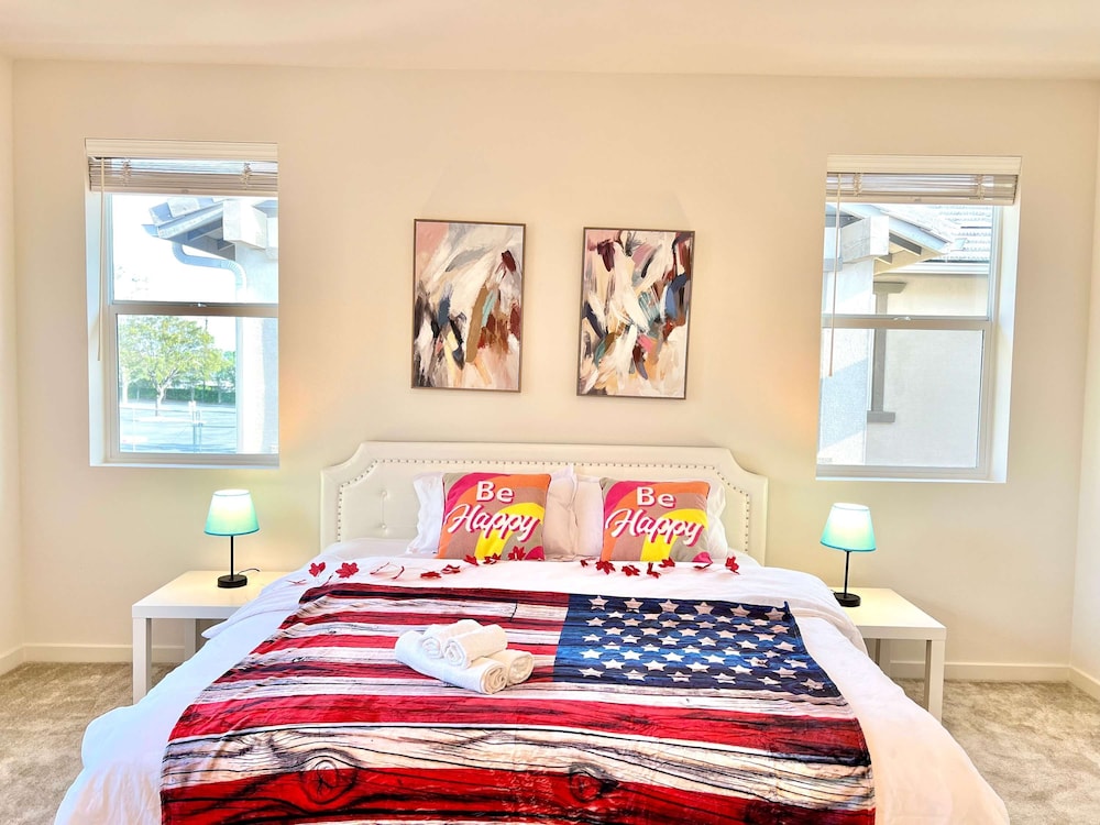 Sunny Stylish Near LA 4BR Home w Desks Lounge