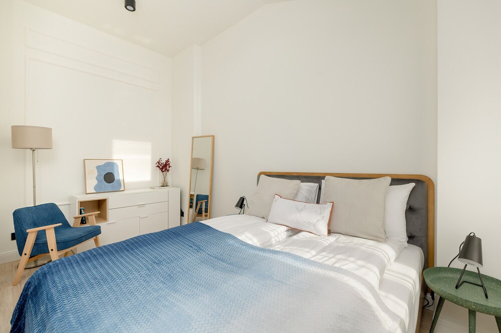 Bright Apartment Poznań by Renters