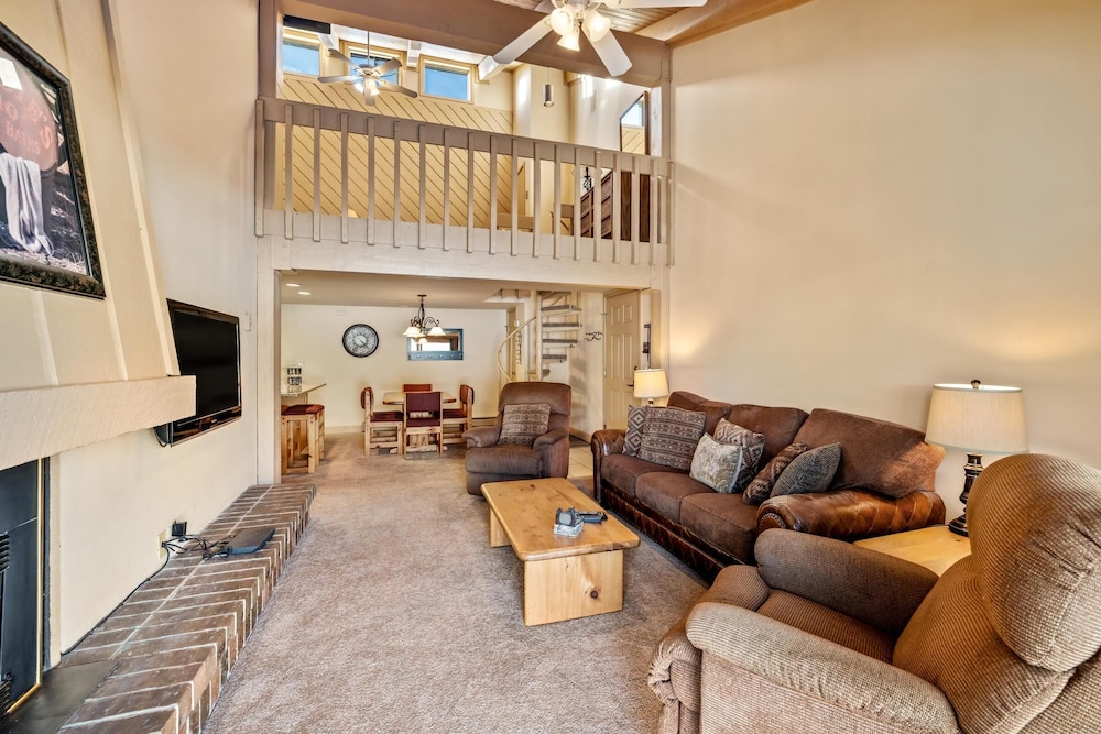 2 Level Unit w/ Pool Hot Tubs Private Deck