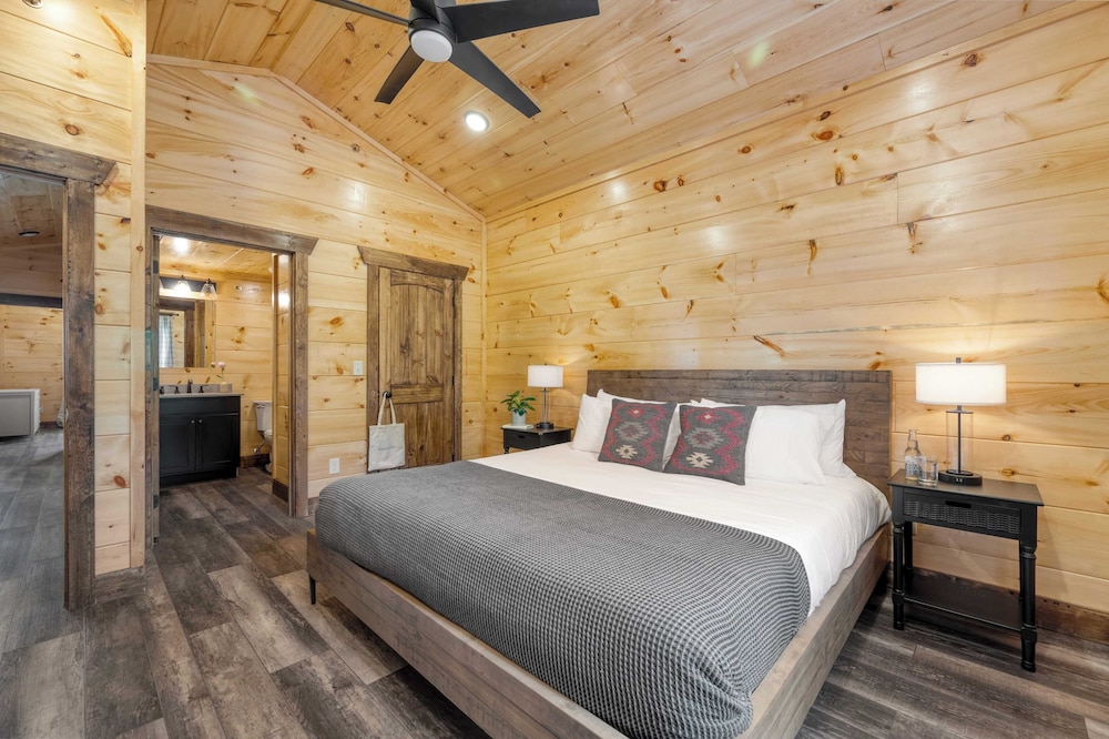 2 Homes Firefly Trail Way by Avantstay Sleeps 28, Indoor Pool + Hot Tub + Movie Theater & Game Room