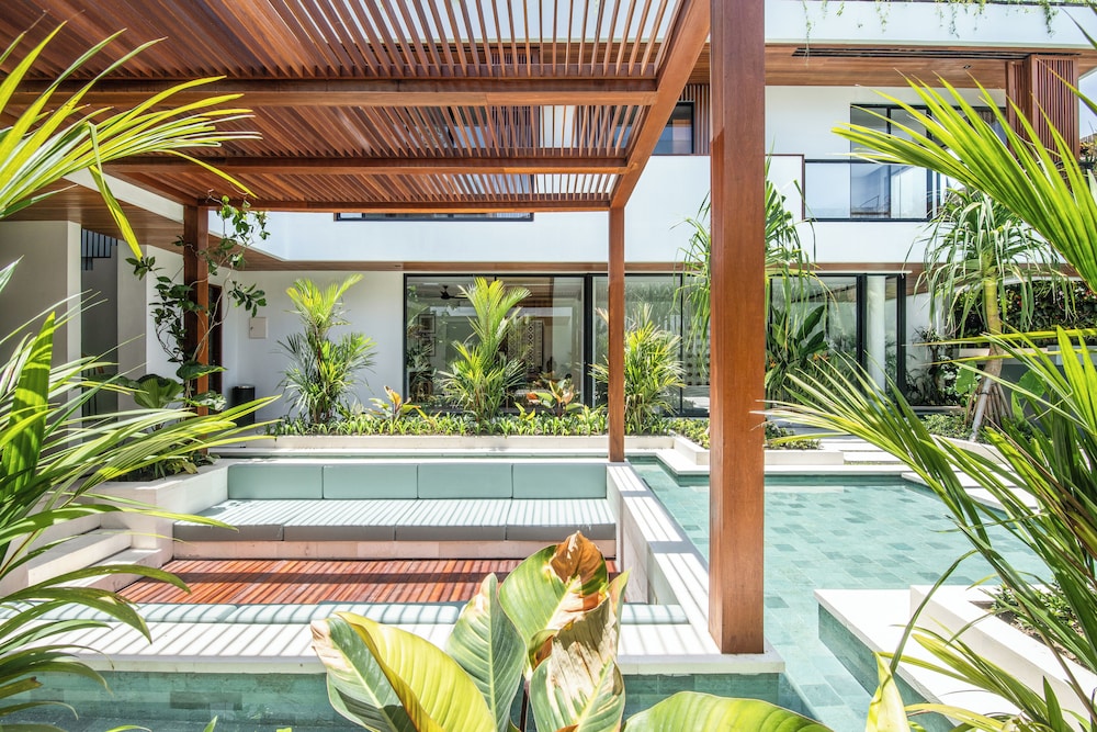 Luxury 5BR Villa, 200m to Brawah's Beach Bliss