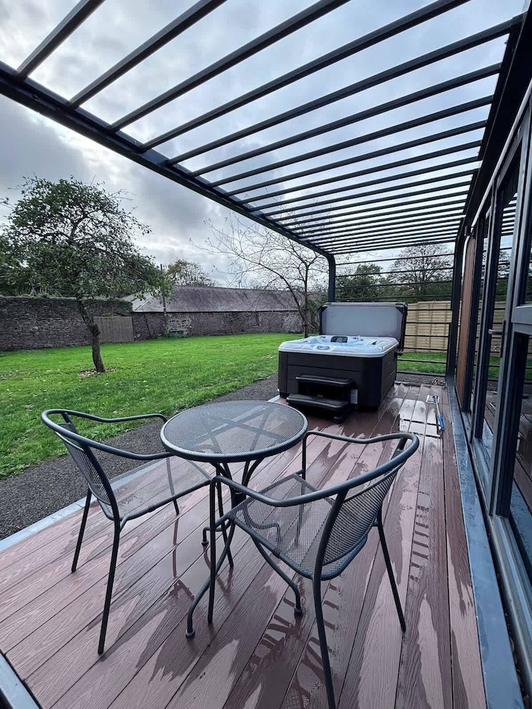 Glamping Pod With Hot Tub in Orchard