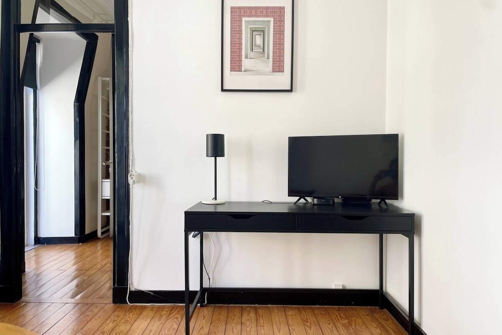 Central Hidden Gem, Rustic Modern 2 Bedroom Flat